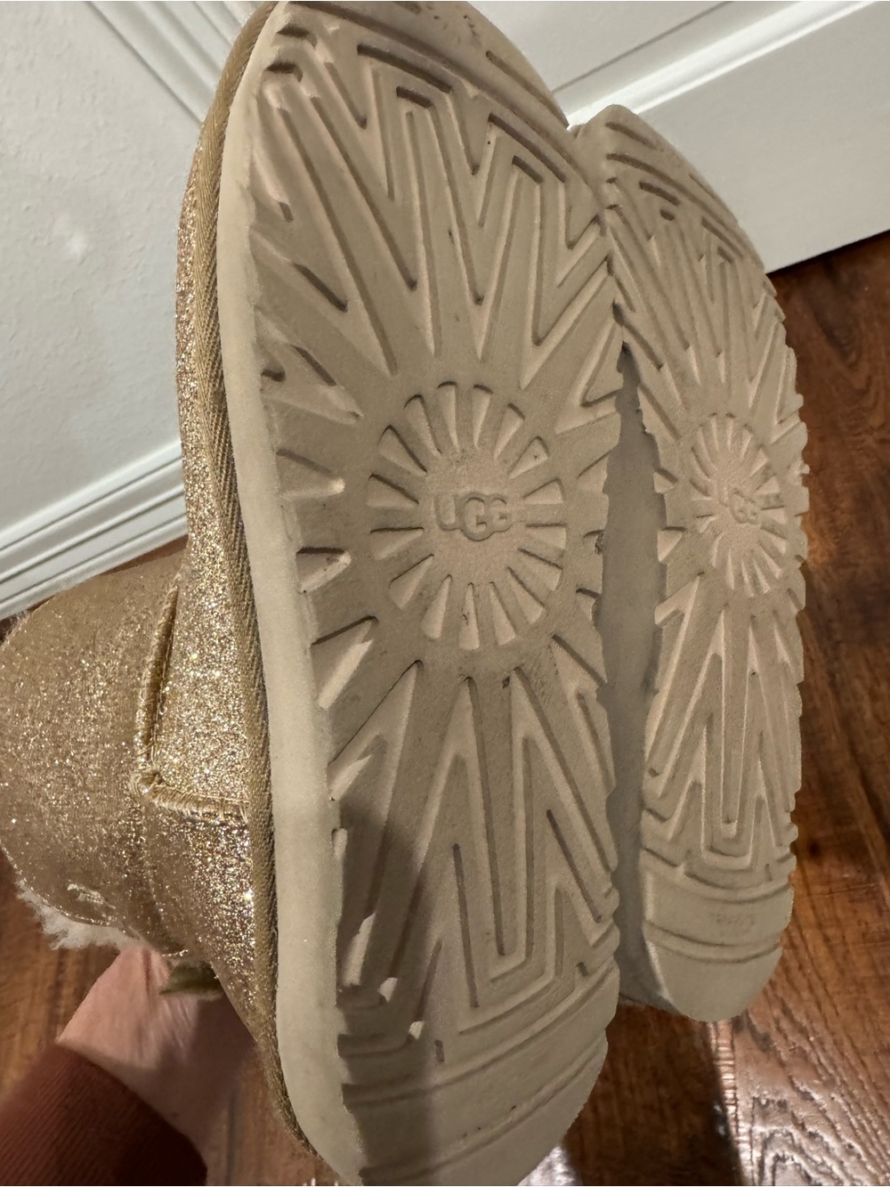 UGG Women’s sz 7 Sparkle Short Boot - Gold Glitter- bow in back - Picture 10 of 10